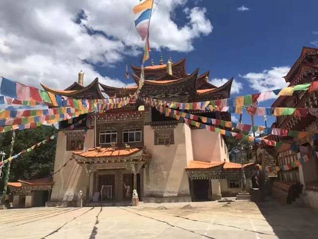 安古寺,位于四川省甘孜藏族自治州新龙县博美乡安古村,是一座有着380